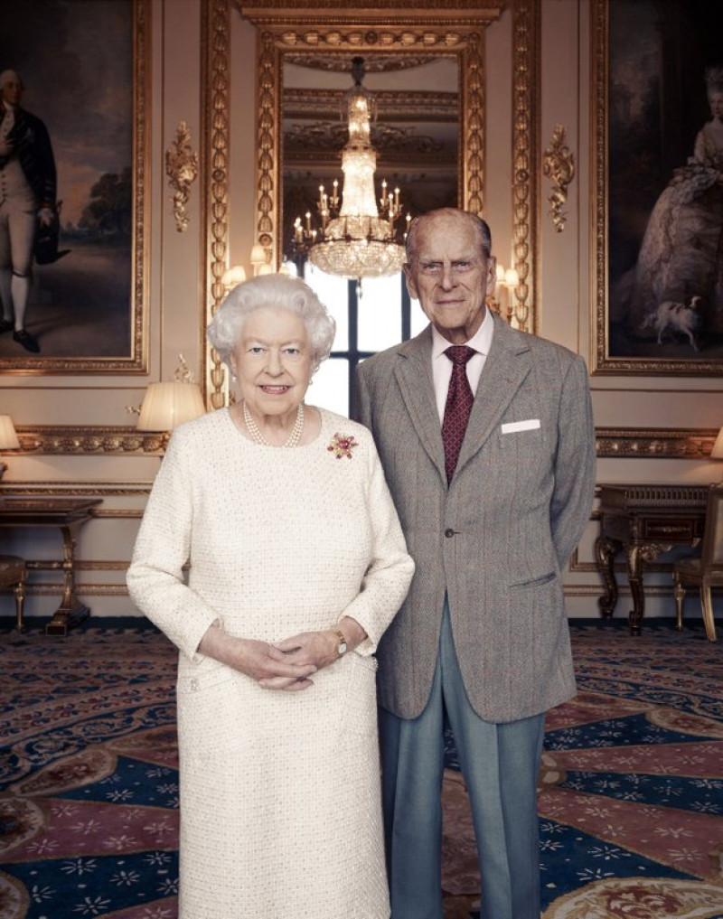 En esta imagen tomada en noviembre de 2017 y distribuida por Camera Press, la reina Isabel II de Inglaterra y su esposo, el príncipe Felipe de Edimburgo, posan para una fotografía en la White Drawing Room del castillo de Windsor, en Inglaterra.

Foto: Matt Holyoak/Camera Press/ AP