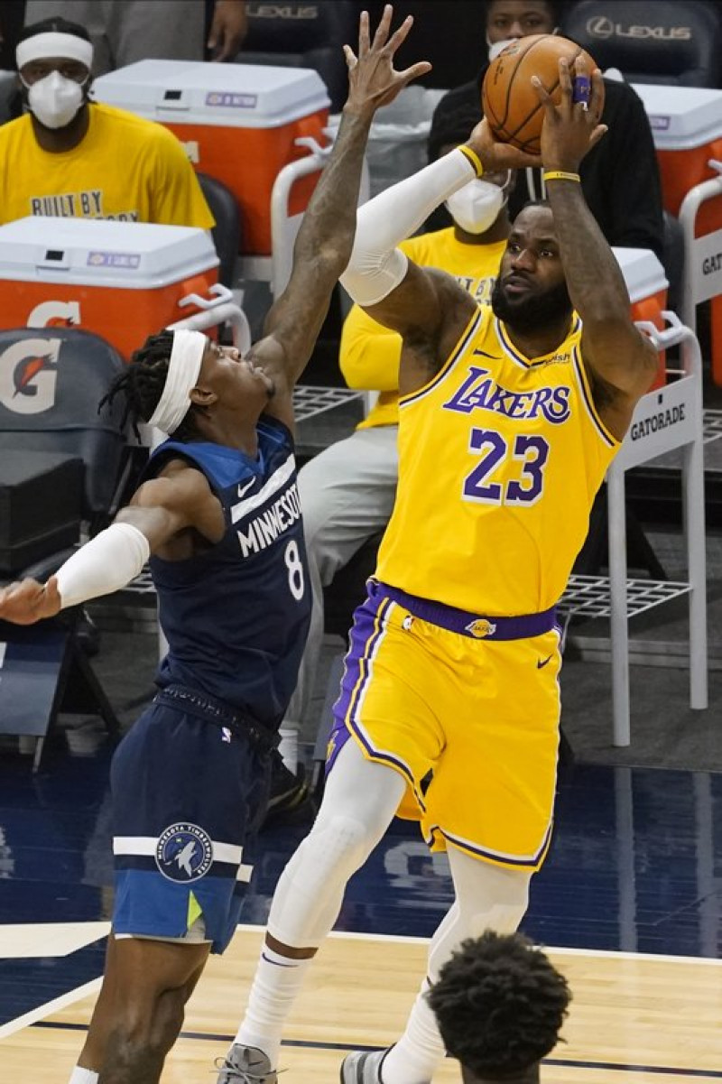 El alero de los Lakers de Los Ángeles LeBron James lanza el balón sobre Jarred Vanderbilt de los Timberwolves de Minnesota en el encuentro la noche de este martes.