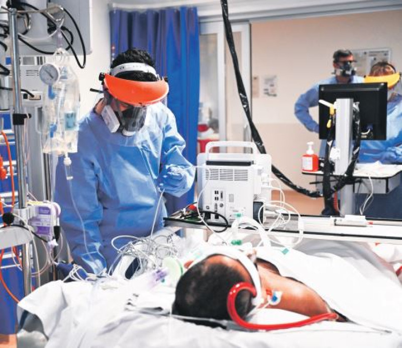 En estado crítico hay 239 pacientes en Intensivo.