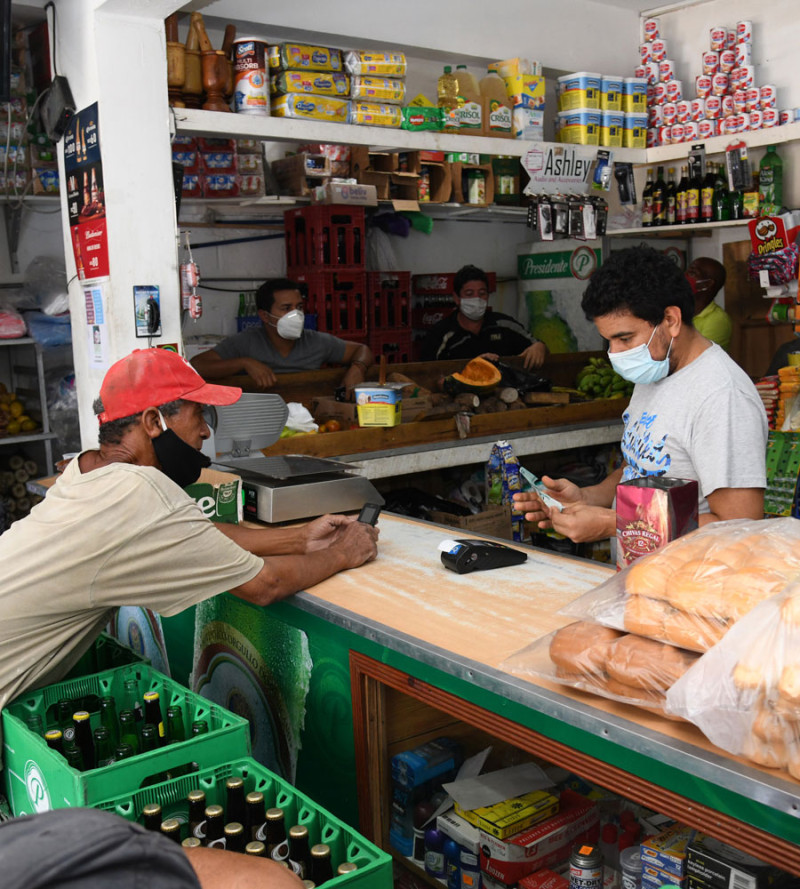 Con cientos de miles de trabajadores suspendidos y la restricción del trabajo de los buhoneros, los programas sociales representaron un apoyo importante.