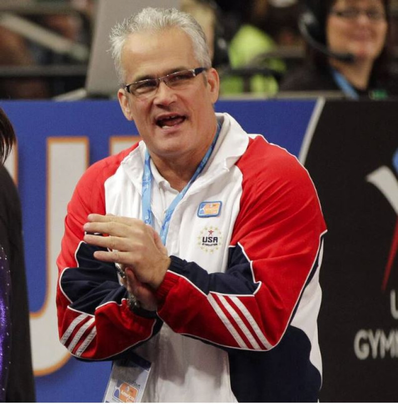 John Geddert fue entrenador en jefe del equipo de gimnasia olímpica femenina de Estados Unidos en 2012, que ganó una medalla de oro.