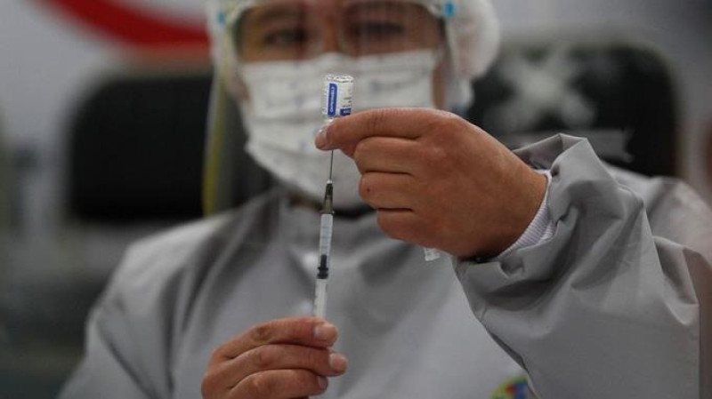 Un trabajador de la salud prepara una dosis de la vacuna rusa Sputnik V COVID-19, en el Hospital Del Norte en El Alto, Bolivia, el sábado 30 de enero de 2021.

Foto: AP / Juan Karita