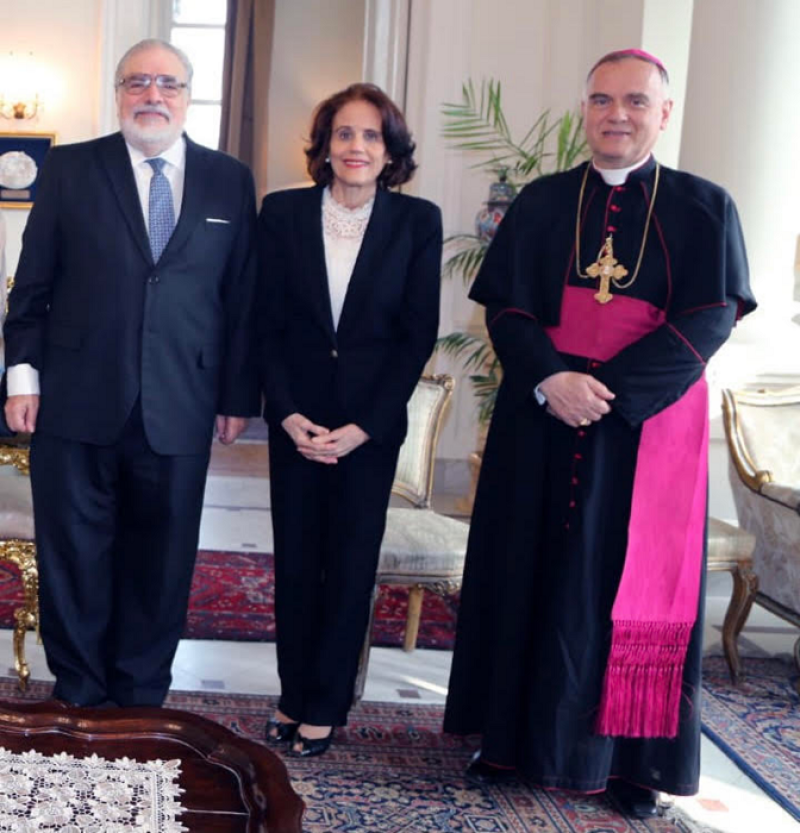 Embajador en Egipto, Manuel Morales Lama, Margarita de Morales y el Nuncio Apostolico, Moseñor Nicolas HDM Thevein.