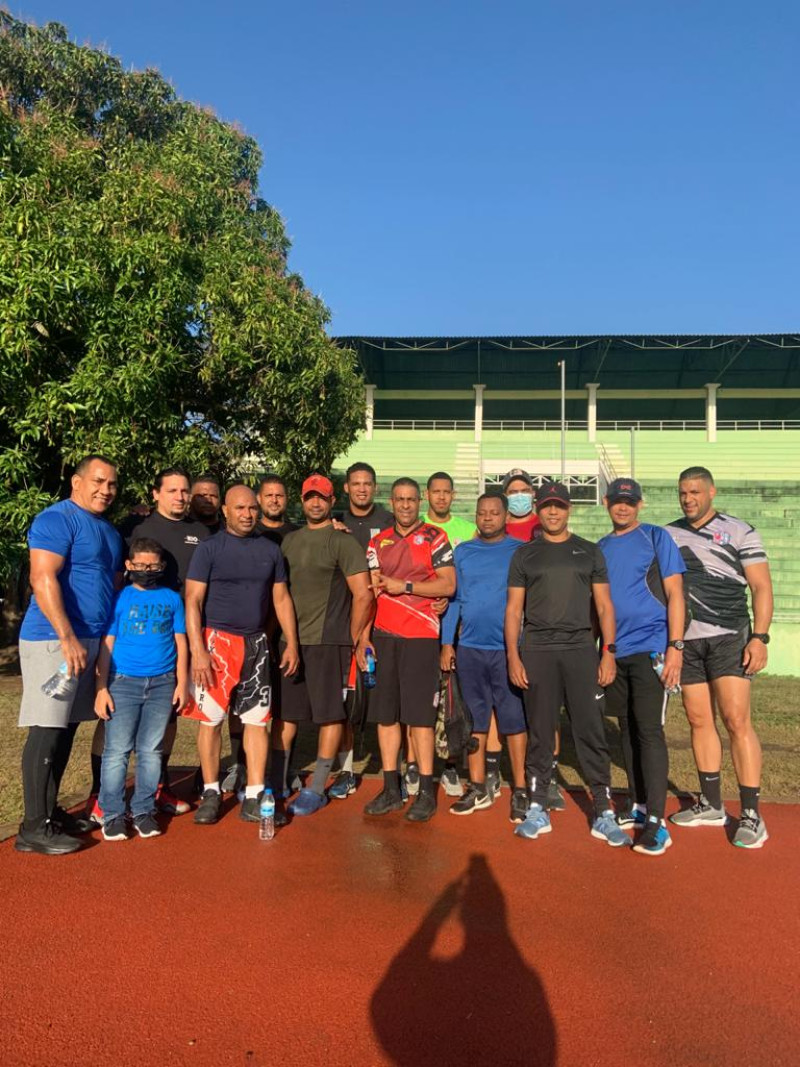 Grupo de árbitros y jueces que participaron en una jornada de preparación física de cara al próximo torneo superior de baloncesto de Sangtiago.