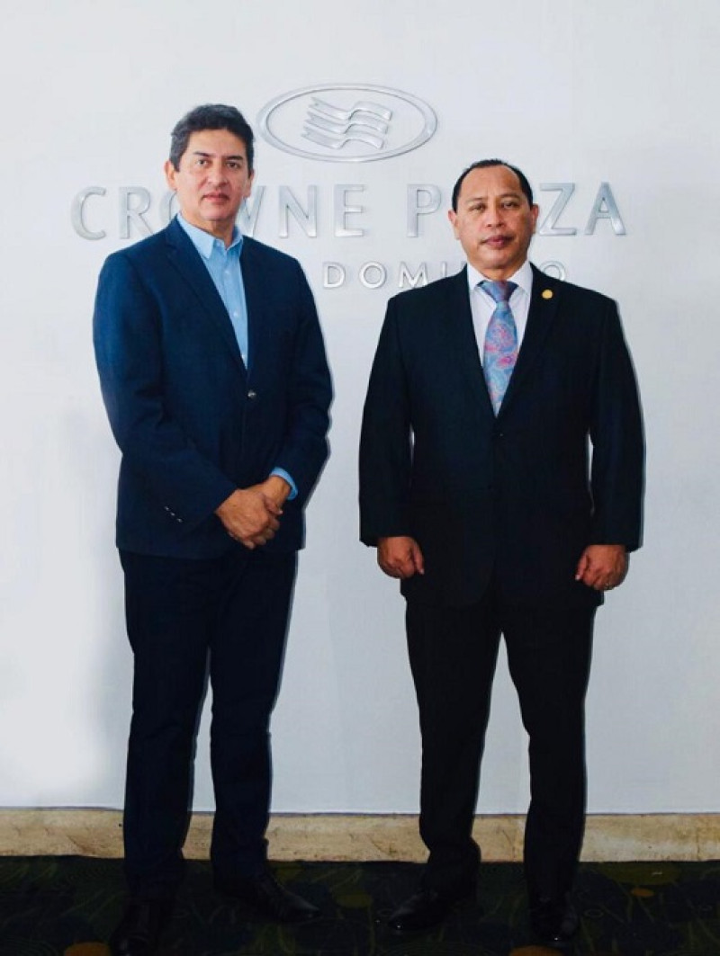 Rudy Armando Coxaj López, embajador de Guatemala junto al gerente del hotel Crown Plaza.