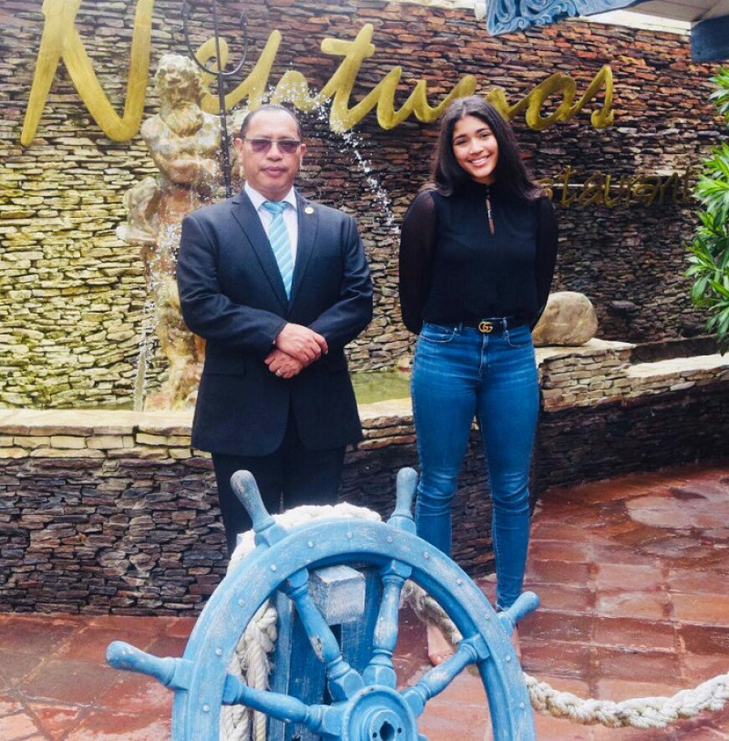 Rudy Armando Coxaj López, embajador de Guatemala junto a la gerente del restaurante Neptunos.