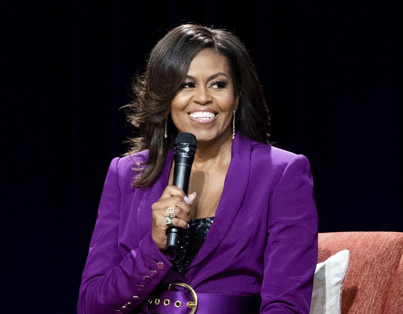 ARCHIVO - En esta foto de archivo del 11 de mayo de 2019, la ex primera dama Michelle Obama habla en un acto en Atlanta. Obama dijo en entrevista con la revista People publicada el martes 10 de marzo de 2021 que está cautivada por el tejido y está pensando en retirarse de la vida pública. (Foto by Paul R. Giunta/Invision/AP, File)