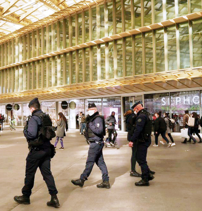 Policías patrullan en el barrio de Chátelet en medio de un rebrote de coronavirus, en París, el sábado pasado. AP