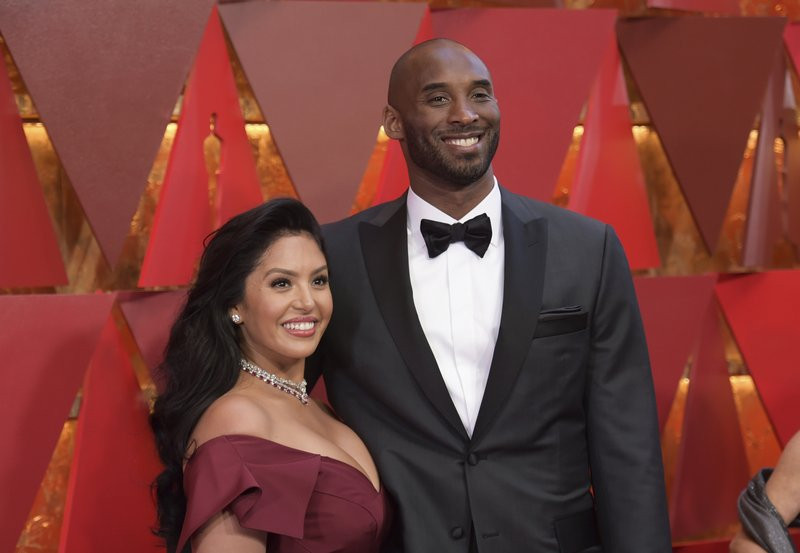 Imagen de archivo, tomada el 4 de marzo de 2018, Vanessa Bryant  y Kobe Bryant a su llegada a la gala de los Oscars, en Los Ángeles. (Foto de Richard Shotwell/Invision/AP, archivo)