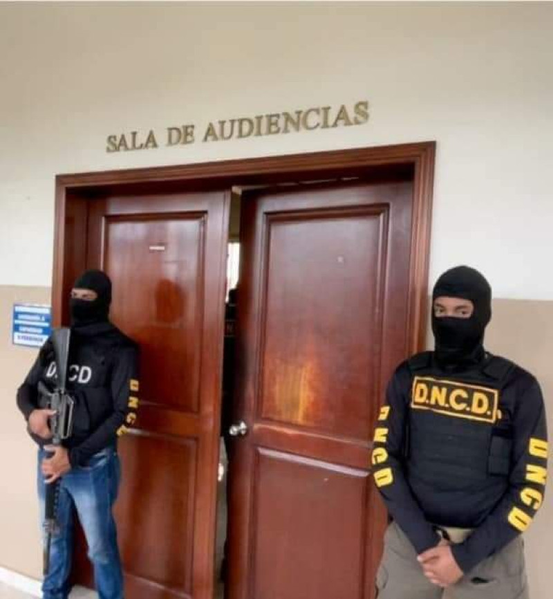 El ambiente en el tribunal del Palacio de Justicia de esta ciudad mostraba un despliegue de agentes de la Dirección Nacional de Control de Drogas (DNCD).