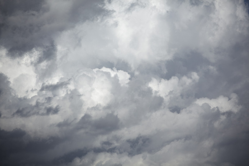 Medio nublado a nublado chubascos locales y ráfagas de viento en las regiones norte, nordeste, sureste y la Cordillera Central por el viento del este/noreste.  Temperaturas fresca durante el día. Recomendaciones vigentes en las costas del país.