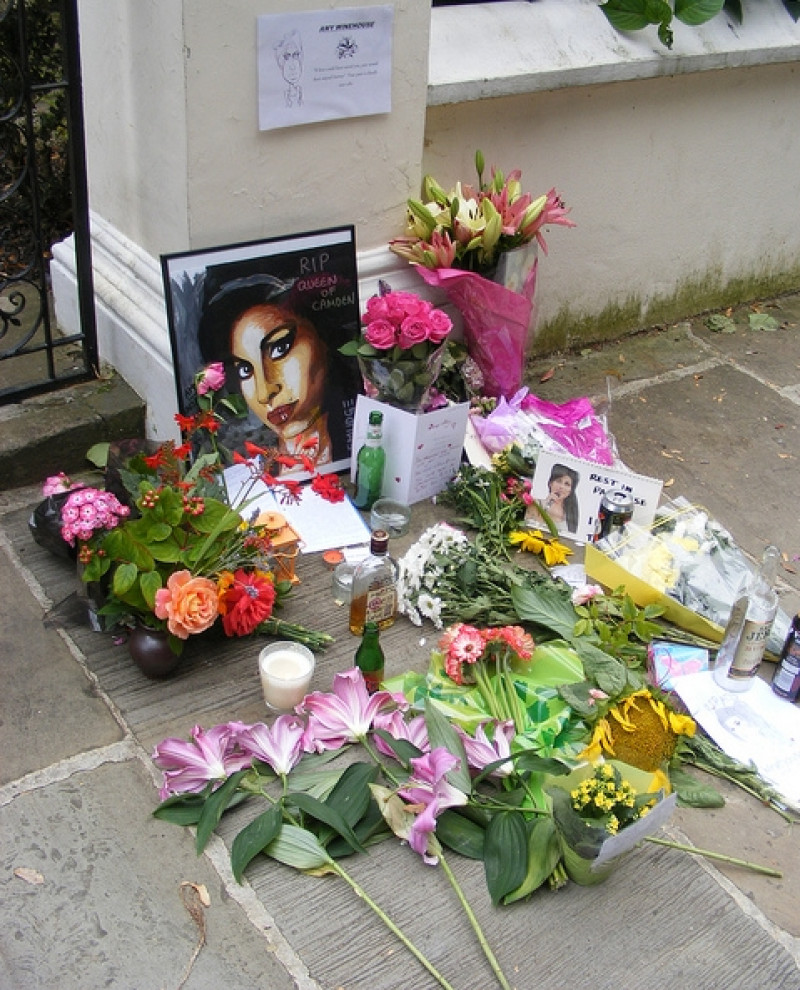 Gruenemann - Amy Winehouse Memorial, CC BY 2.0