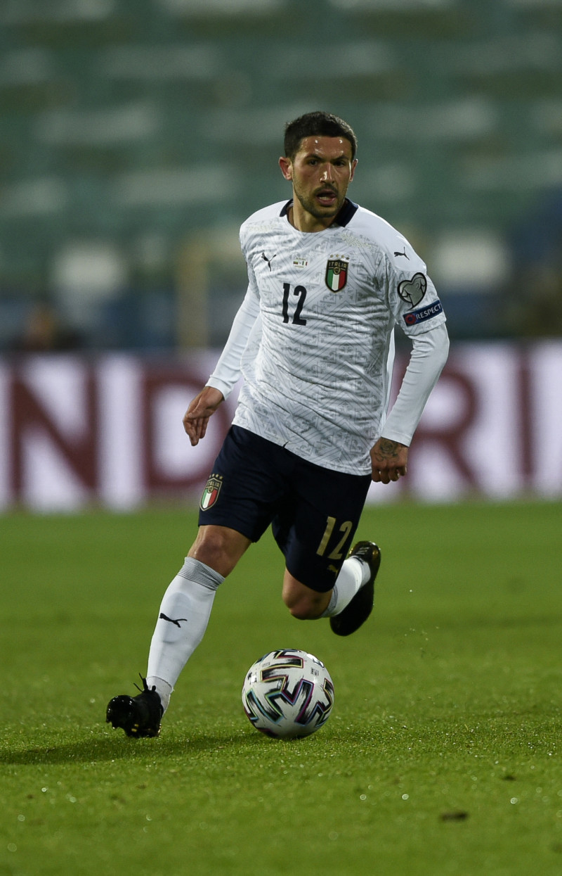 El centrocampista italiano Stefano Sensi controla el balón durante el partido de fútbol de clasificación para la Copa Mundial de la FIFA Qatar 2022 entre Bulgaria e Italia en el estadio Vassil Levski de Sofía.