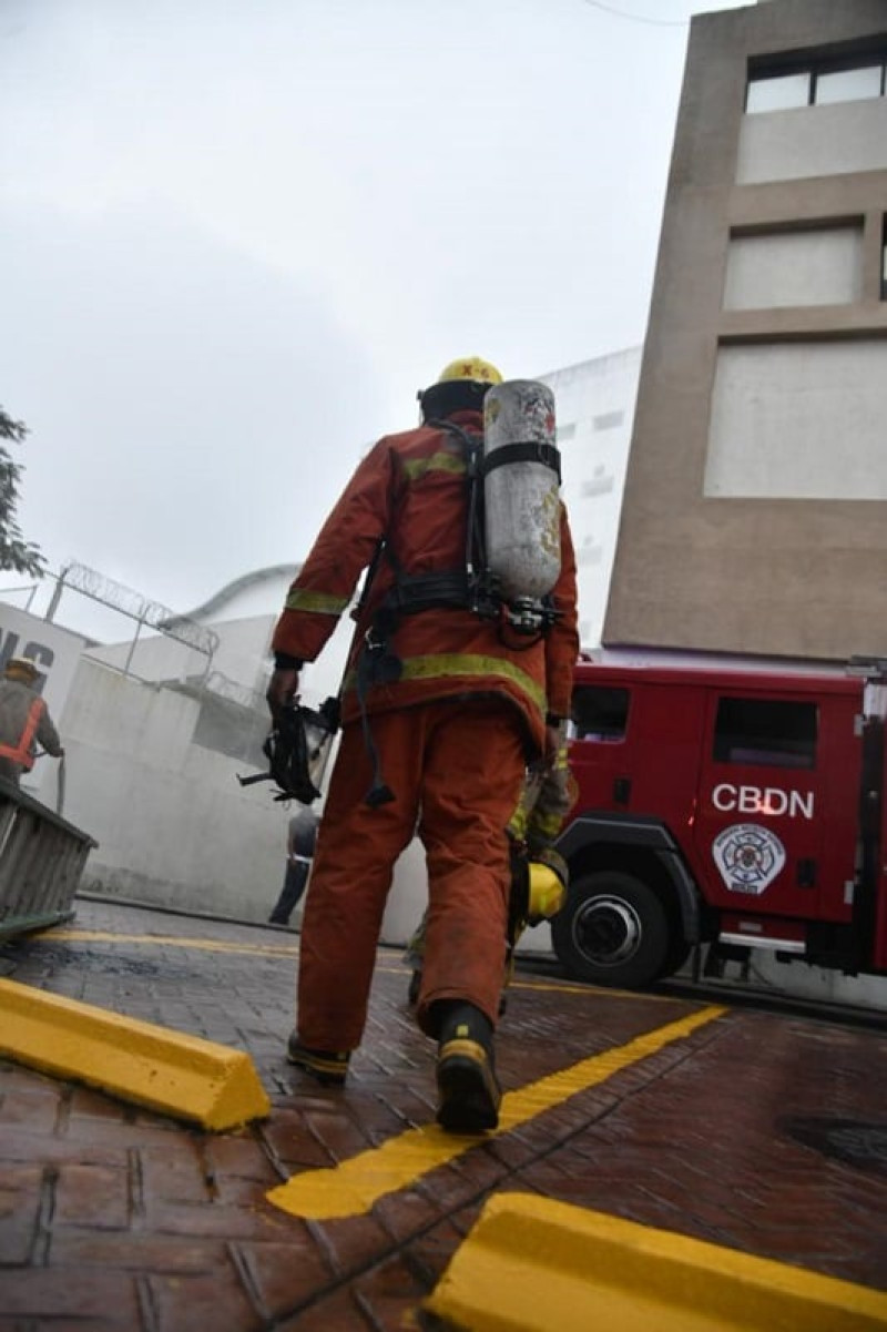 Bombero apagando el incendio. / Foto: Víctor Ramírez
