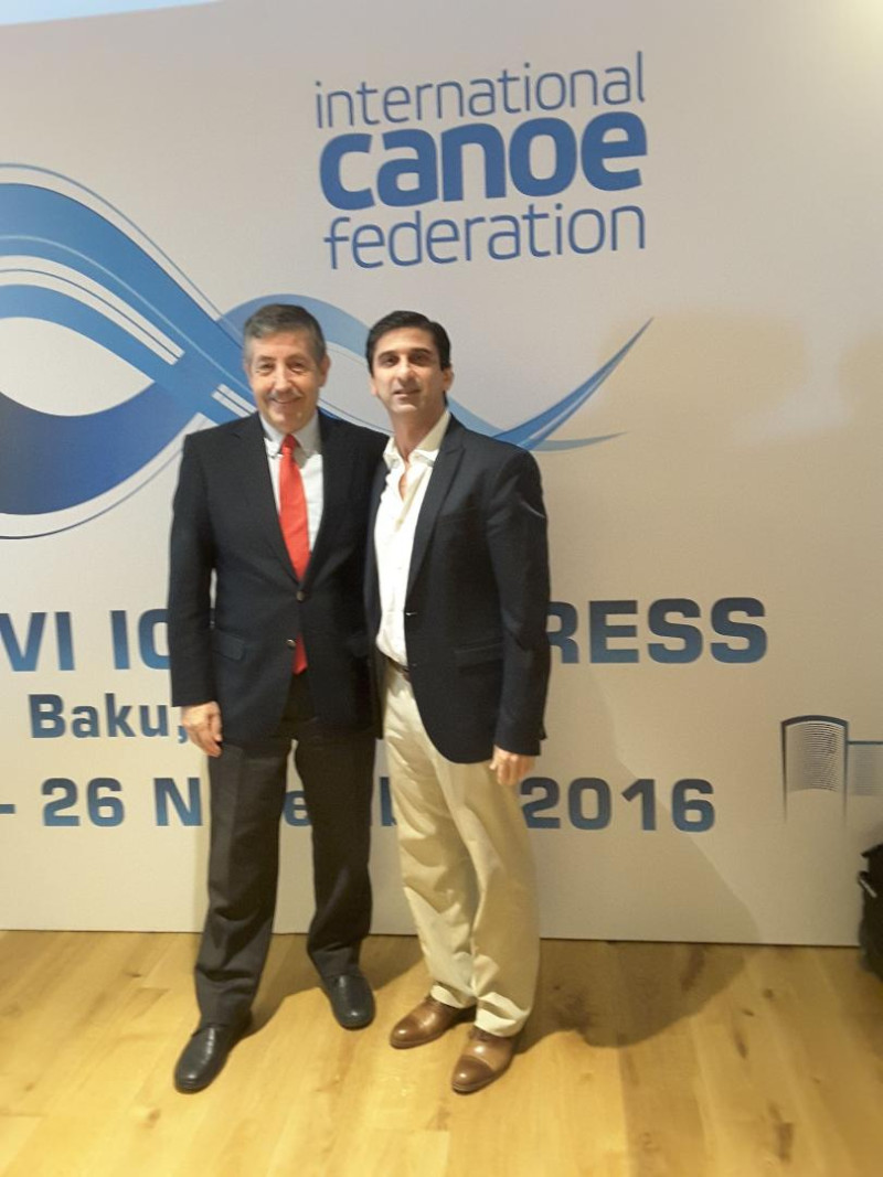 Víctor Ruiz junto al presidente de la Internacional de Canotaje, José Perurena López.
