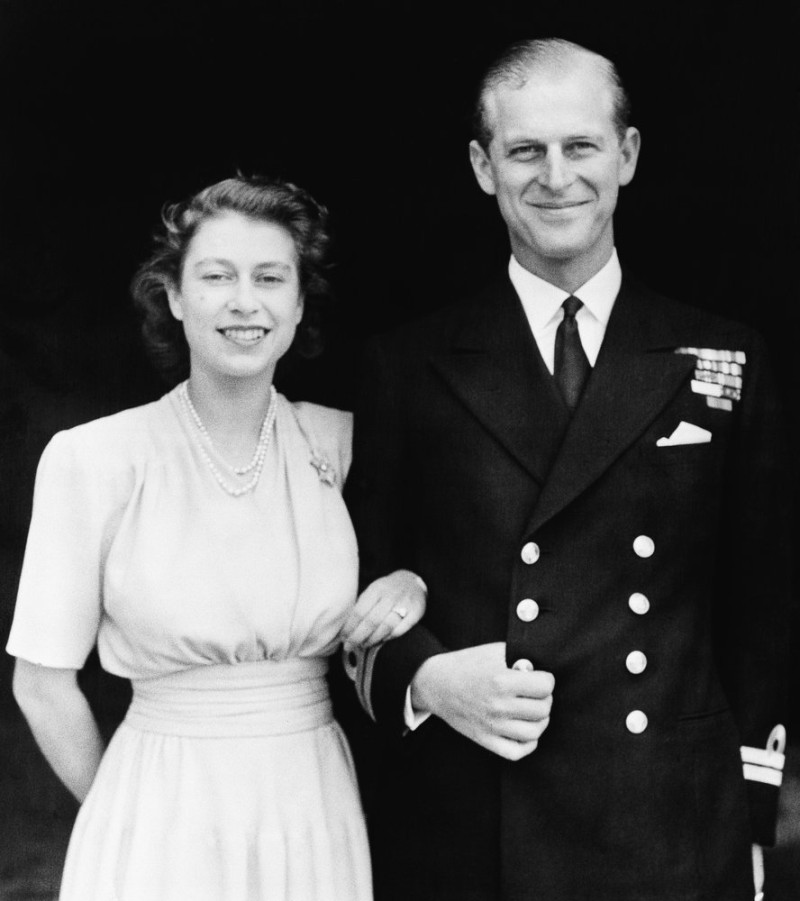 En esta imagen del 10 de julio de 1947, la fotografía oficial de la entonces princesa Isabel y su prometido, el teniente Philip Mountbatten en Londres. Foto: AP.