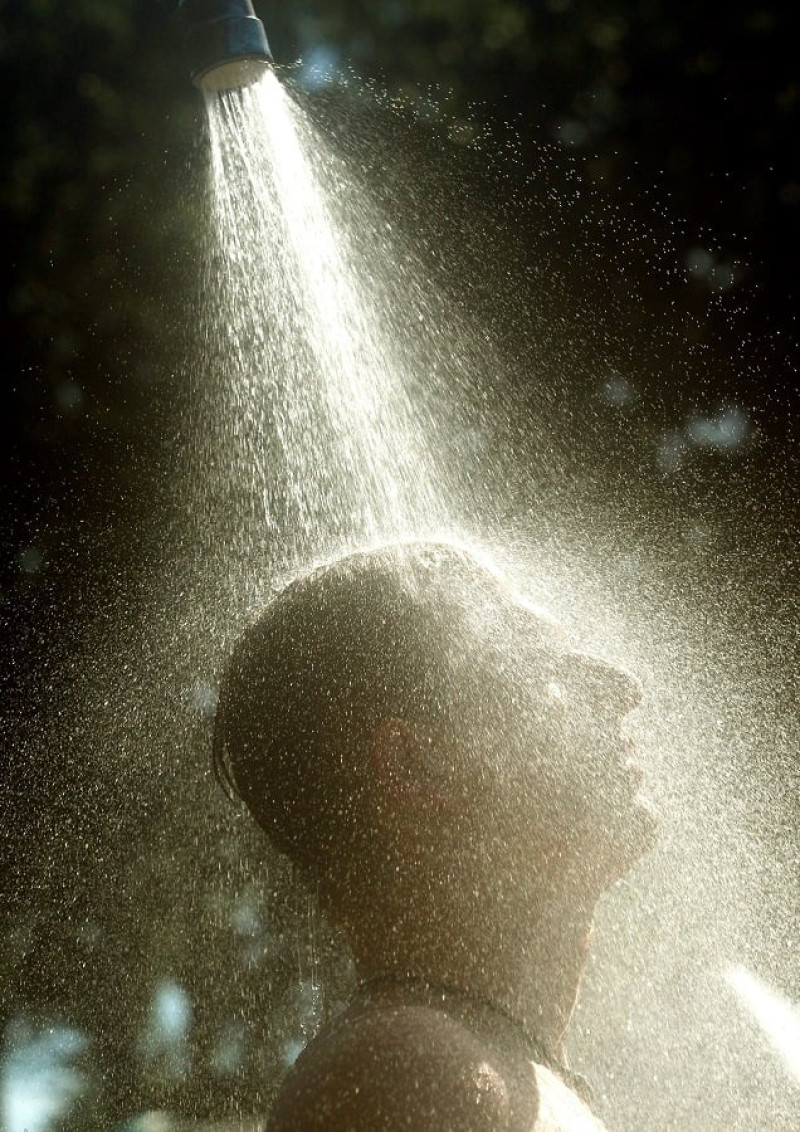 El "mindfulness" se puede realizar mientras hacemos tareas cotidianas, como una ducha. EPA/ROLAND WEIHRAUCH