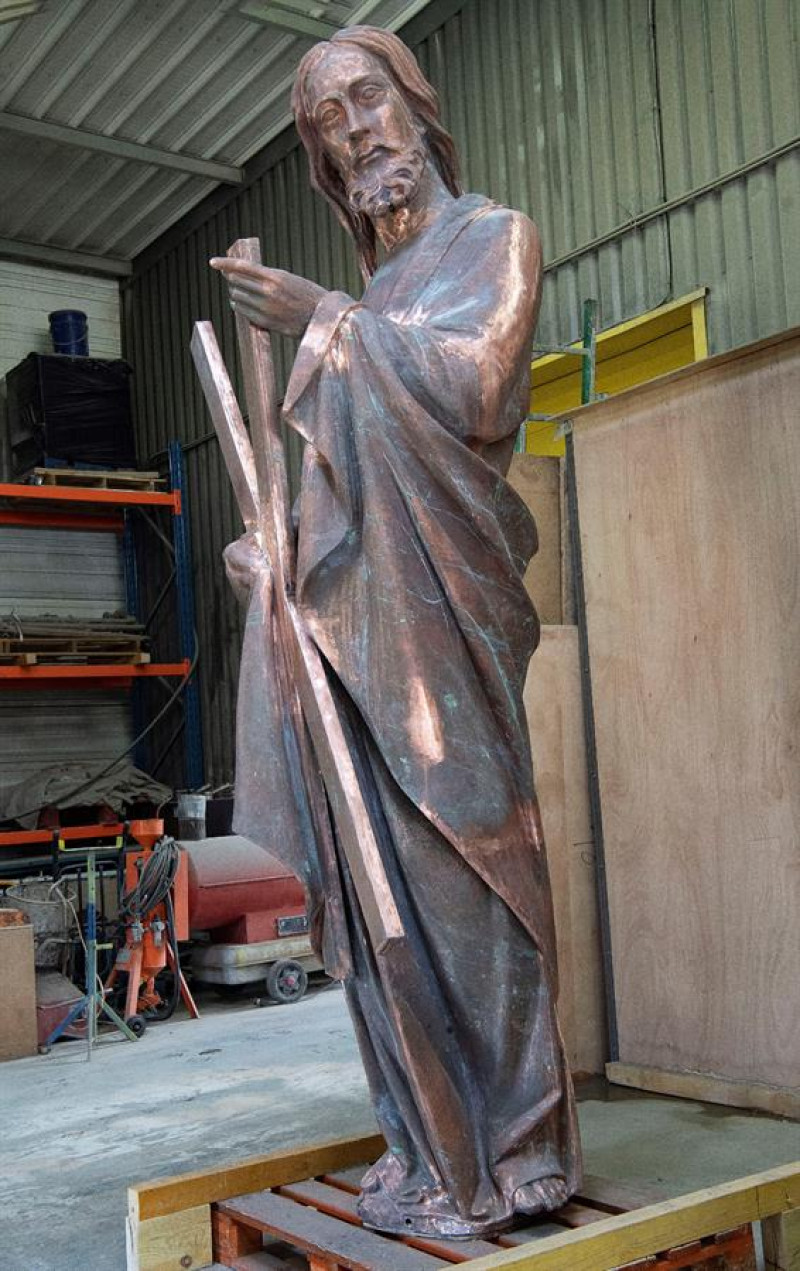 Estatua de bronce de San Andrés de la Catedral Notre-Dame de París, durante su restauración el pasado 1 de Abril en el taller de la SOCRA en Marsac sur L'Isle, Francia. Algunas estatuas de la aguja de Notre-Dame de París fueron retiradas para ser restauradas el 15 de abril de 2019, antes del incendio que sufrió la catedral francesa. EFE/ Caroline Blumberg.