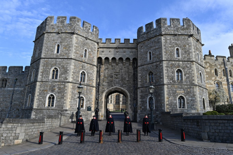 Los guardianes del castillo se encuentran en el camino de entrada de la puerta de Enrique VIII en el castillo de Windsor en Windsor, al oeste de Londres, el 11 de abril de 2021, dos días después de la muerte del príncipe Felipe de Gran Bretaña, duque de Edimburgo, a la edad de 99 años.

Foto: Paul Ellis/ AFP