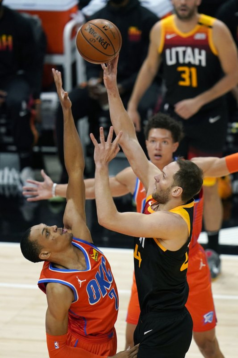 Bojan Bogdanovic, alero del Jazz de Utah, dispara frente a Darius Bazley, del Thunder de Oklahoma City.(AP foto/Rick Bowmer)