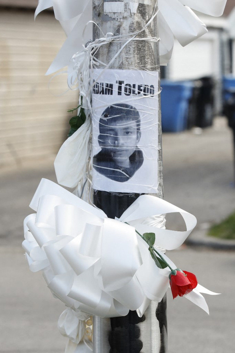 Se ve un pequeño monumento donde Adam Toledo, de 13 años, fue asesinado a tiros por un oficial de policía de Chicago en el vecindario de La Villita el 15 de abril de 2021 en Chicago, Illinois. Kamil Krzaczynski / Getty Images / AFP