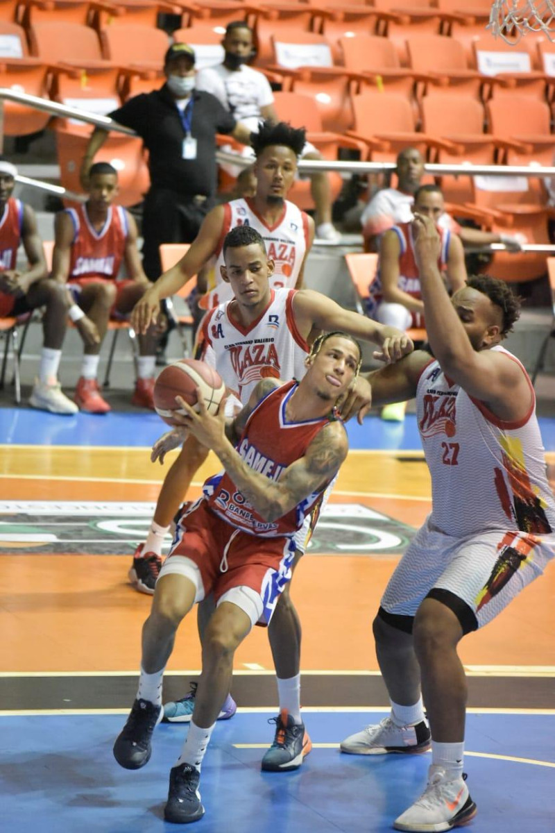 El club Sameji logró su primera victoria del torneo de baloncesto superior de Santiago al vencer al Plaza Valerio. Ambos equipos están descalificados.
