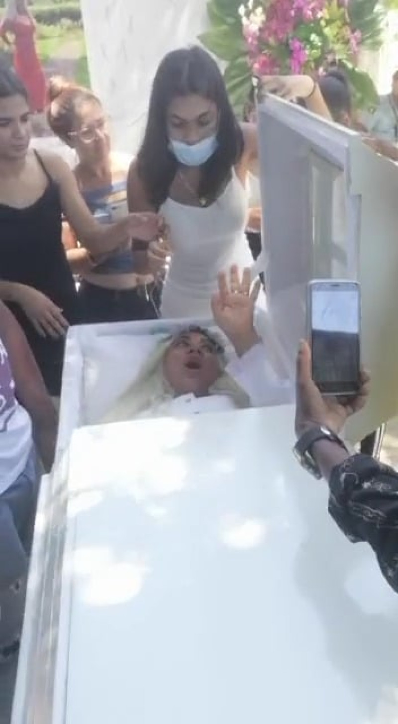 Mujer simula su muerte para disfrutar de sus actos fúnebres