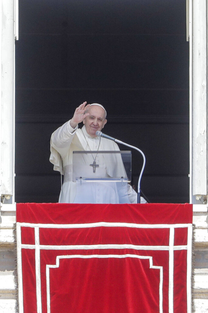 El papa Francisco da su bendición mientras recita la oración Regina Coeli desde la ventana de su estudio con vista a la Plaza de San Pedro en el Vaticano el domingo 25 de abril de 2021.

Foto: APAndrew Medichini