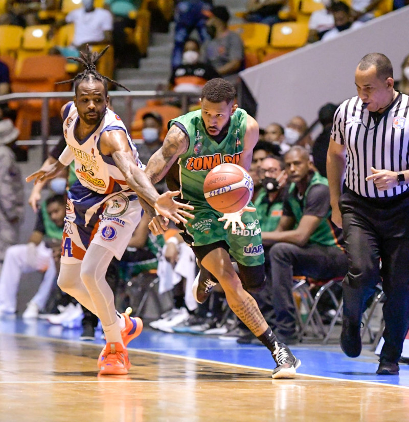 El quinteto de Pueblo Nuevo ha puesto al Cupes contra la pared, al colocarse a una victoria para coronarse campeón del torneo 41 del baloncesto superior de Santiago.