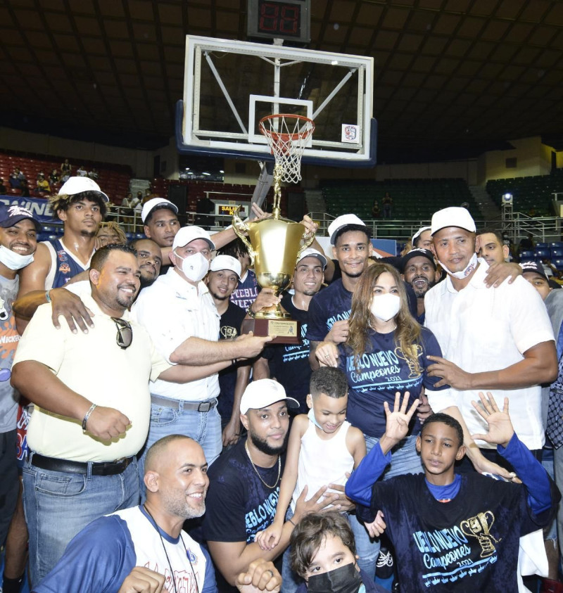 Los campeones del club Pueblo Nuevo exhiben el trofeo que lo acredita como monarcas por novena ocasión de la justa.