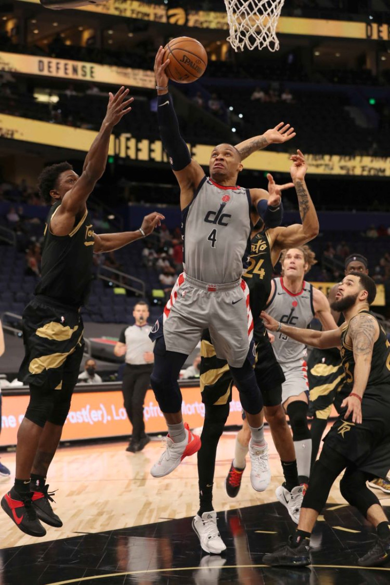 Russell Westbrook, de los Wizards, ataca el canasto en busca de dos puntos frente a la defensa de Kyle Lowry, de Toronto, durante el partido de la NBA.