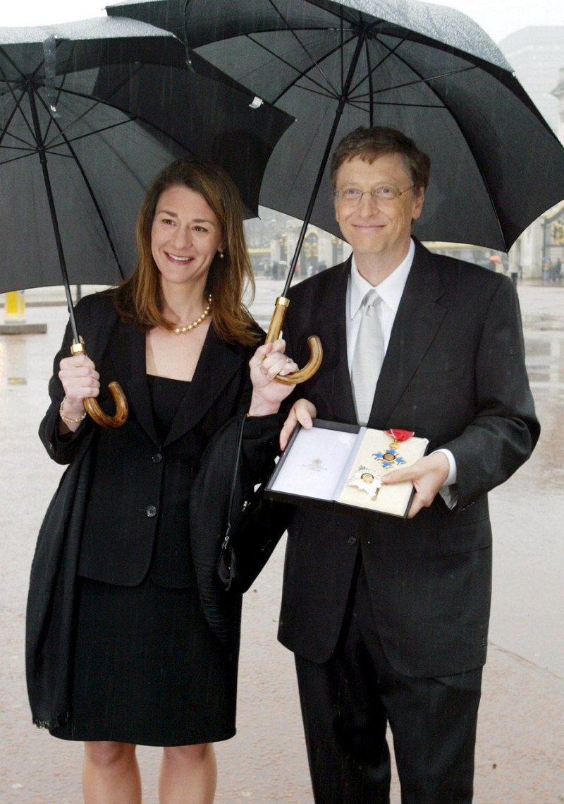1.-El presidente de Microsoft, Bill Gates, junto a su esposa Melinda, posan delante del Palacio de Buckingham de Londres. EFE/Jeff Christiansen /HANDOUT