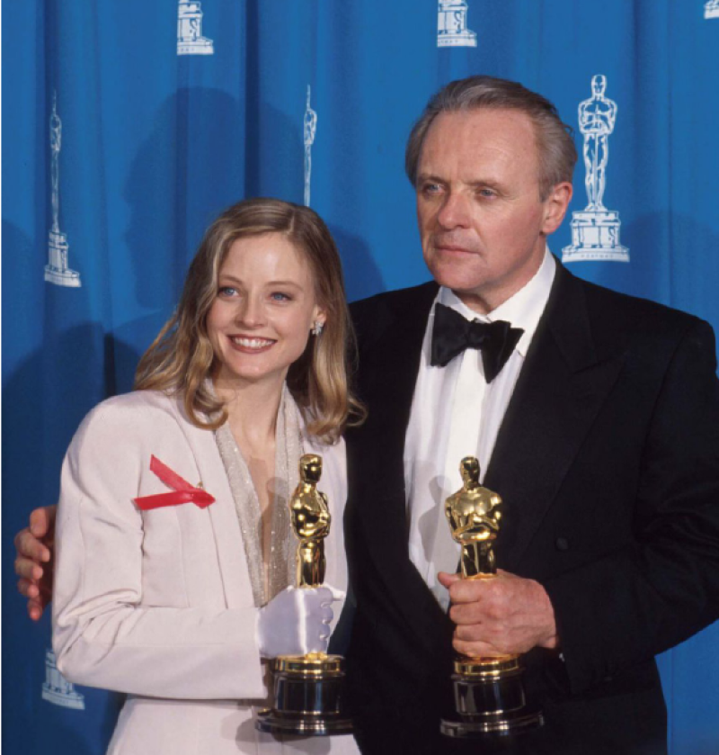 Anthony Hopkins y Jodie Foster sujetan los Oscar que cada uno ganó por su papel en El silencio de los corderos en 1992