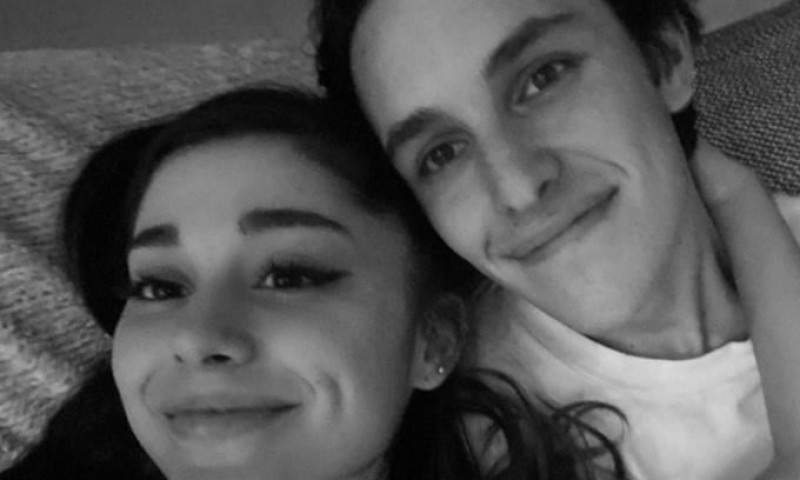 Ariana Grande contrajo nupcias con el agente de bienes raíces Dalton Gomez en una ceremonia íntima.