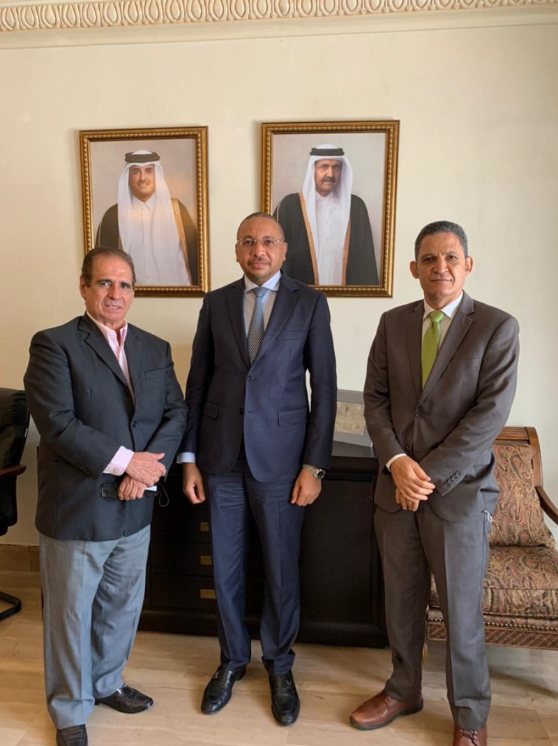 Al centro, el encargado  de Negocios de Catar en República Dominicana, Yaser Al-Abdulla, Héctor J.,Cruz  y Fausto Jiménez.
