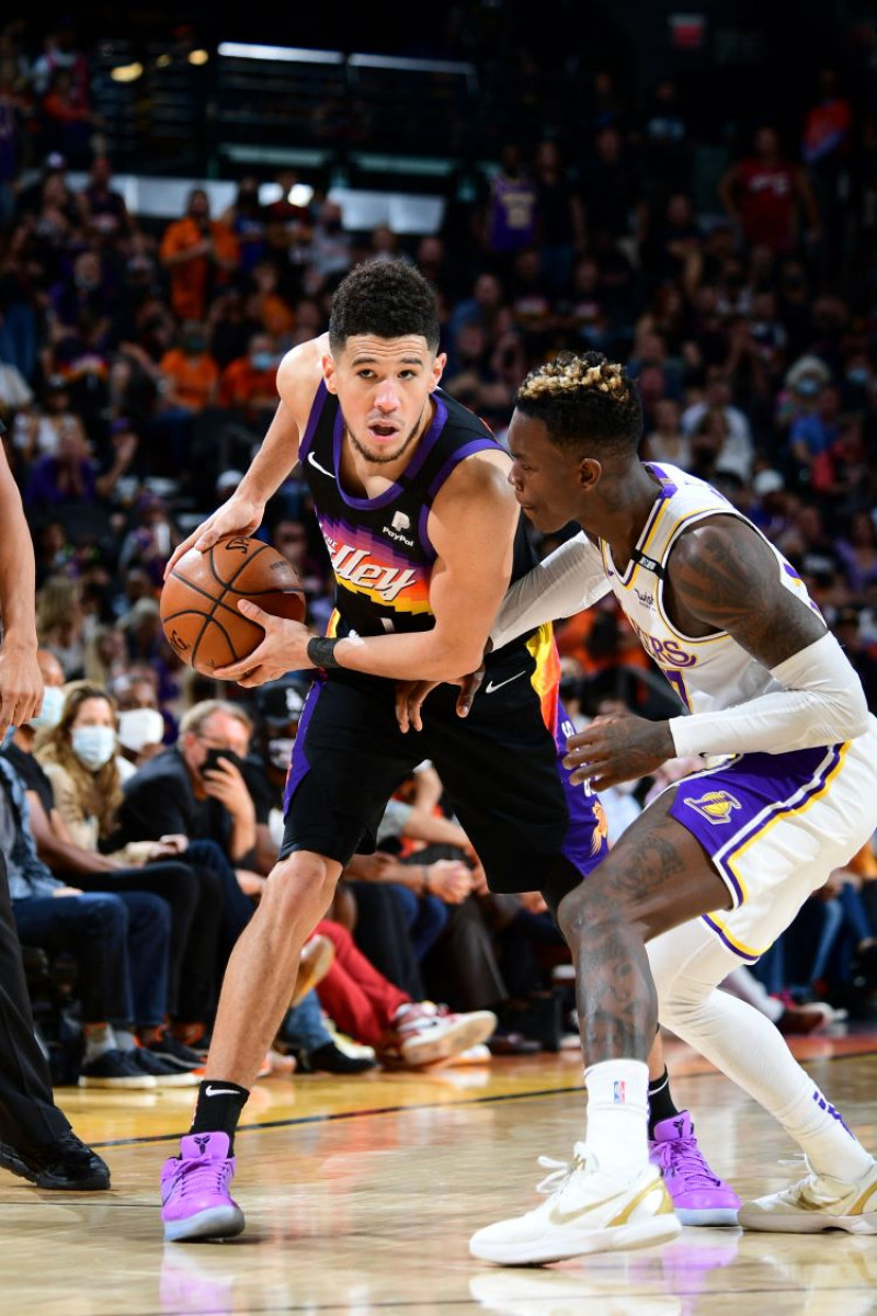 Devin Booker, de los Suns, protege el balón ante el acedio defensivo de Dennis Schroder, de los Lakers, en el partido de primera ronda de los playoffs de la Conferencia del Oeste.