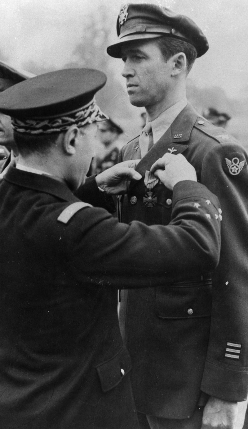 En la foto: condecoración del coronel (y actor) James Stewart por su papel en la liberación de Francia