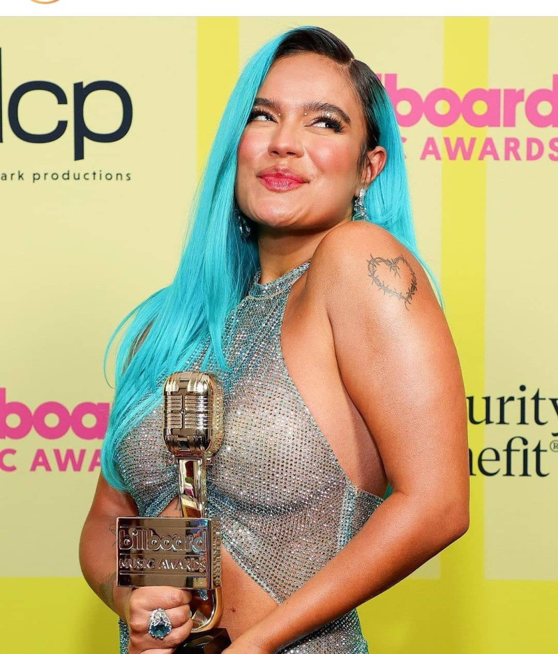Karol G mostró su premio como mejor artista femenina latina de los Premios Billboard.