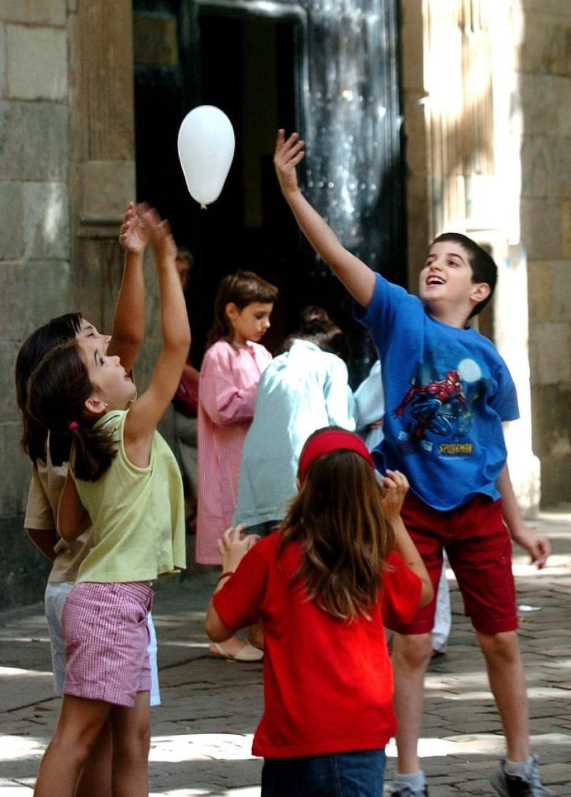 Alumnos de primaria de la escuela Sant Felip Neri en Barcelona (España)se divierten durante el recreo. EFE/Julián Martín