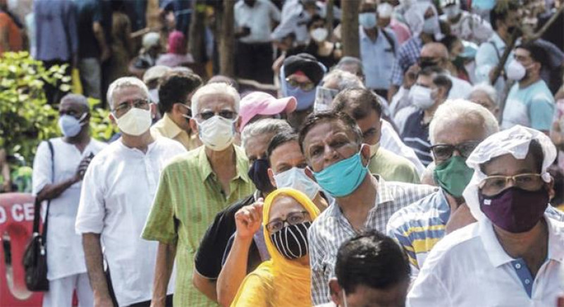 La campaña de vacunación en la India comenzó en enero con la esperanza inocular a 300 millones de sus 1.400 millones de habitantes para agosto. Sin embargo, hasta ahora, solo se han vacunado 42 millones de personas, un 3% de la población.. AP