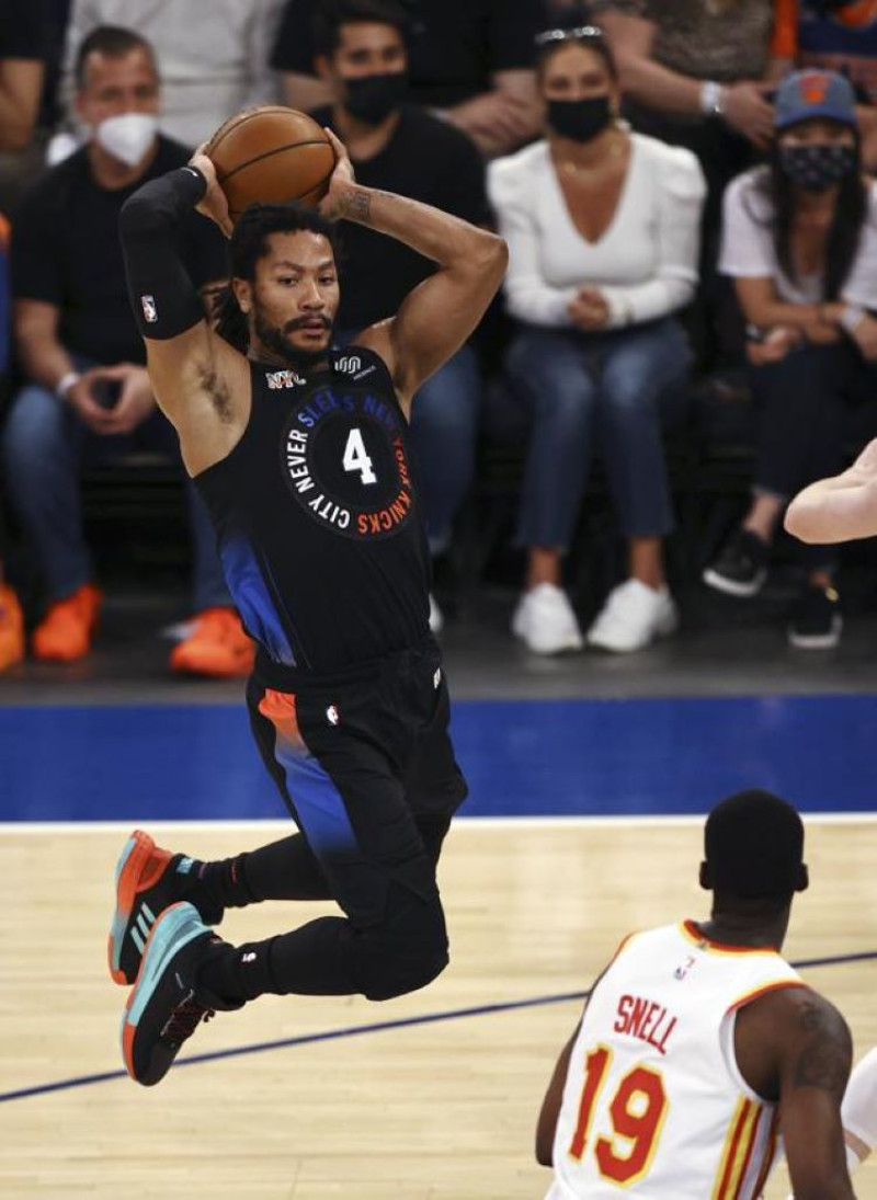 Derrick Rose, de los Knicks, pasa el balón mientras lo defiende Tony Snell, de los Hawks, en el segundo juego de la serie de postemporada.