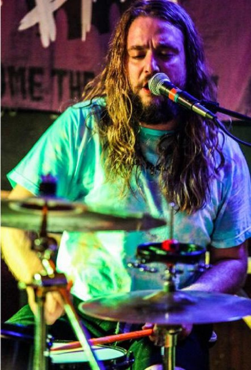 Kevin Clark toca la batería durante una presentación de Jess Bess & The Intentions en un bar en Highwood, Illinois, el 22 de mayo de 2021. (Foto: AP).