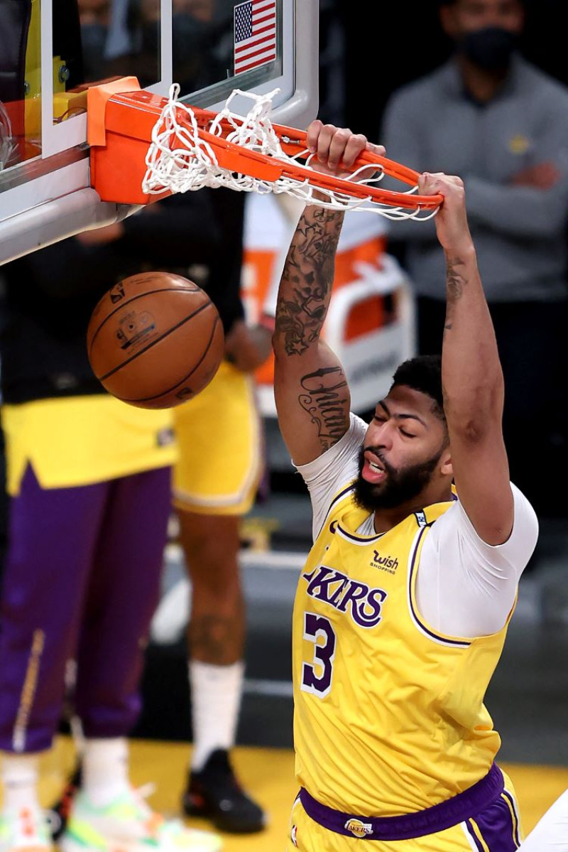Anthony Davis, de los Lakers, ejecuta un donqueo en la segunda mitad del partido del jueves frente a los Suns de Phoenix en la primera ronda de los playoffs de la NBA.