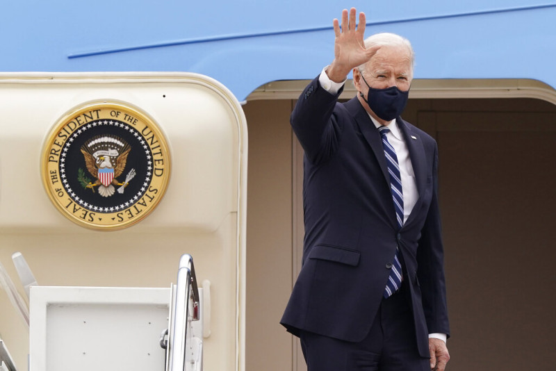 En esta foto de archivo del 16 de marzo de 2021, el presidente Joe Biden saluda en lo alto de la escalinata del avión presidencial Air Force One en la Base Aérea Andrews, Maryland.

Foto: AP Foto/Susan Walsh