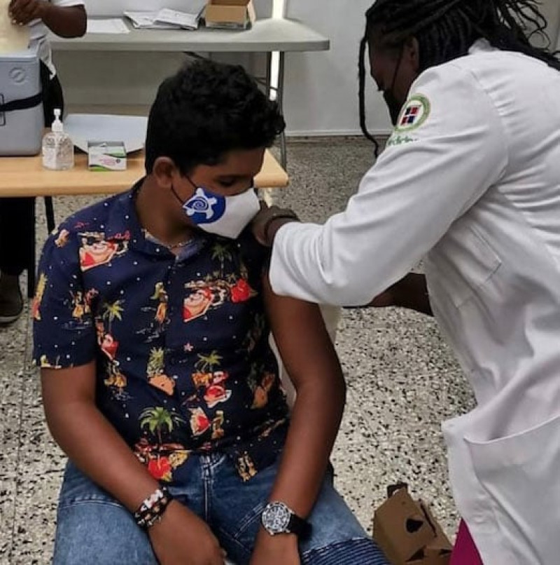 Un adolescente recibe la vacuna.