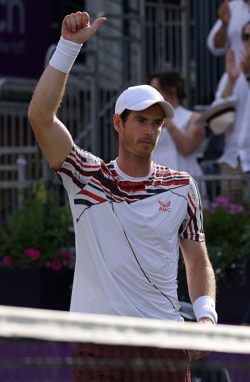 Andy Murray reacciona luego de alcanzar la victoria en el torneo de Queen's frente a Benoit Paire.