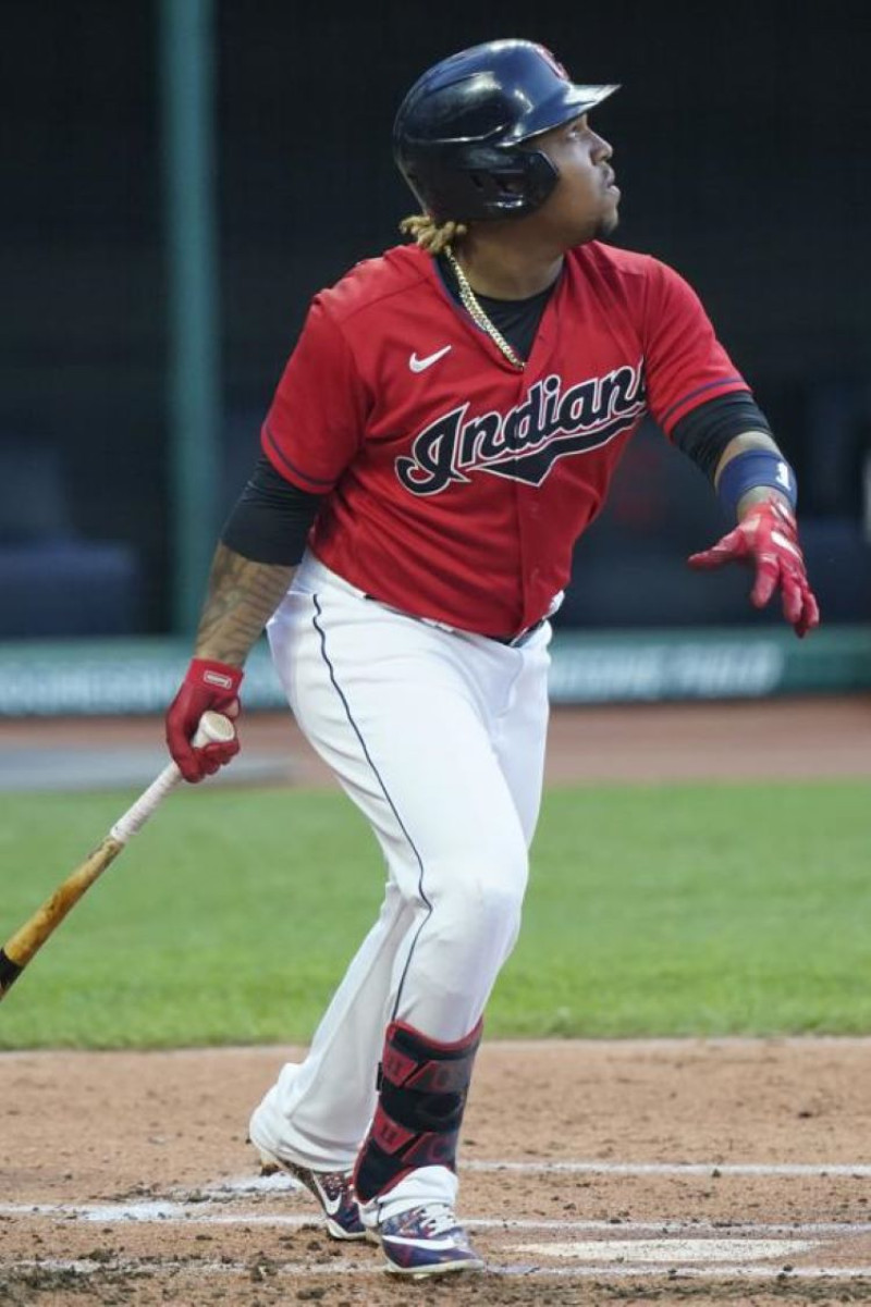 José Ramírez, de los Indios, observa el hit remolcador en el partido frente a los Orioles de Baltimore en la jornada del lunes en el béisbol de las Grandes Ligas.