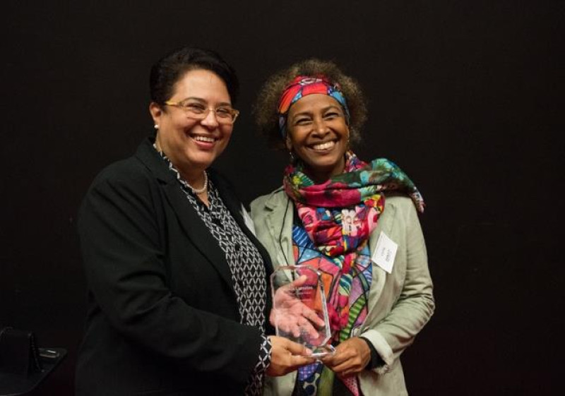 Patricia Lamelas, a la izquierda, mientras recibía el premio Seacology 2018 de manos de Leida Buglass, representante en el país de la organización ecologista con sede en Estados Unidos. Seacology