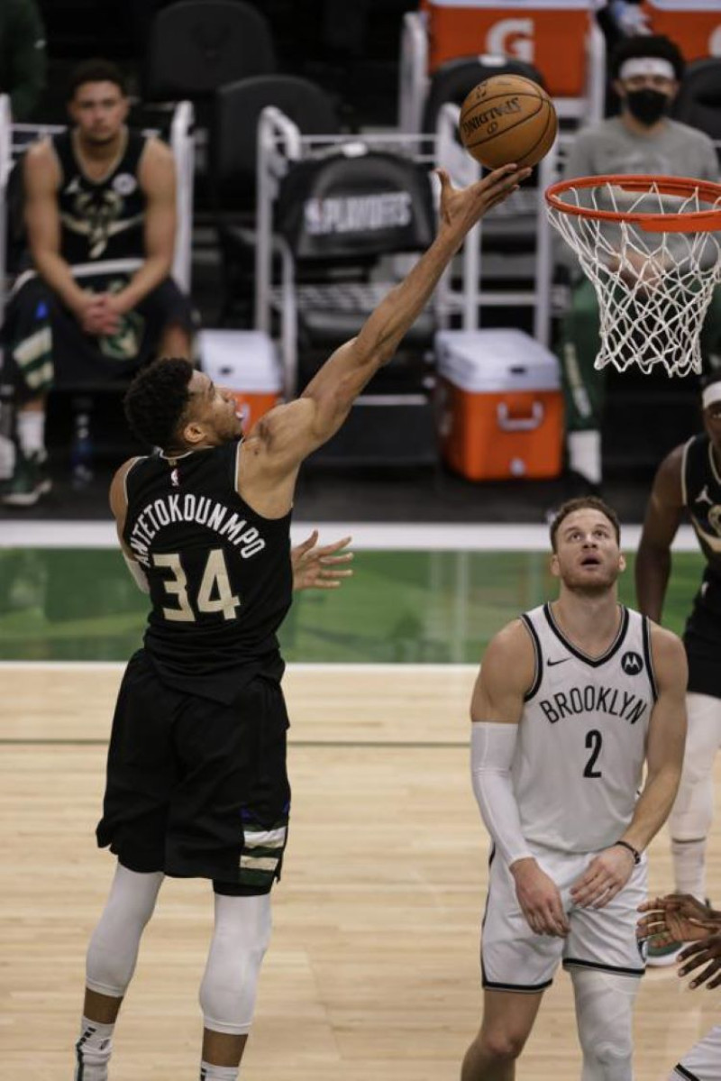 Giannis Antetokounmpo, de los Bucks, lanza ante la mirada de Blake Griffin, de los Nets, en la primera mitad del sexto juego de la segunda ronda de los playoffs del Este.