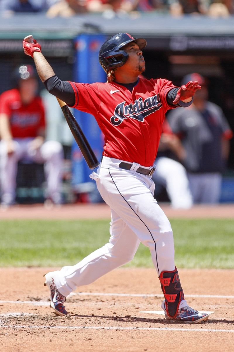 José Ramírez, de los Indios, completa el swing para su jonrón de dos carreras frente a Jorge López, de los Orioles, en la actividad del jueves en el béisbol de Grandes Ligas.